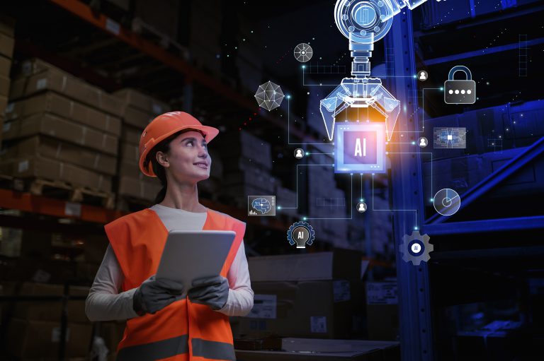 Mulher segurando um tablet em uma logistica.