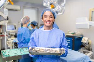 Retrato de uma cirurgiã de pé na sala de operações, pronta para trabalhar em um paciente. Profissional médica feminina com uniforme cirúrgico no centro cirúrgico.